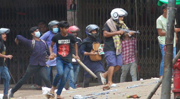 রাষ্ট্রীয় বাহিনীর সঙ্গে হামলার নেতৃত্বে সশস্ত্র আওয়ামী সমর্থকরা