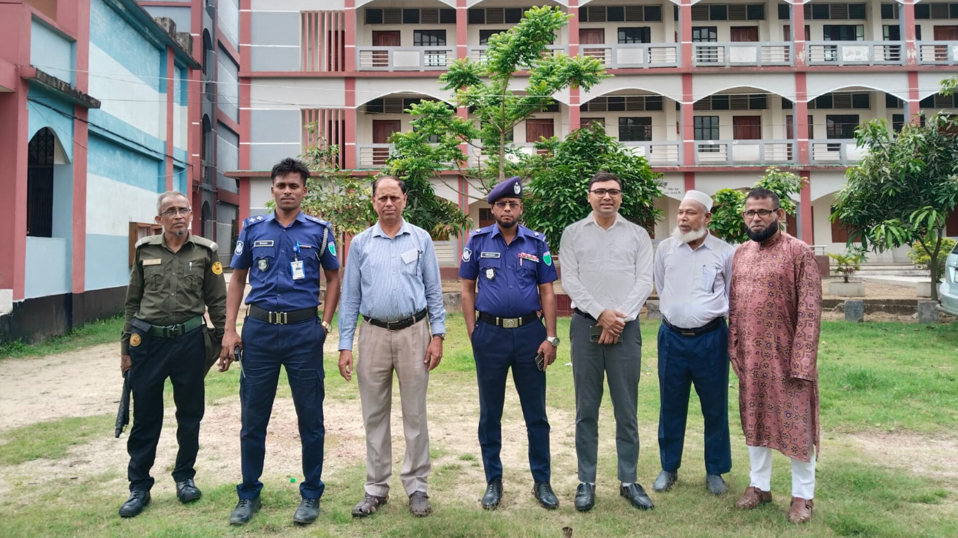 এসএসসি ও সমমানের পরীক্ষার কেন্দ্র পরিদর্শন করেছেন ইউএনও, ওসি ও শিক্ষা কর্মকর্তা