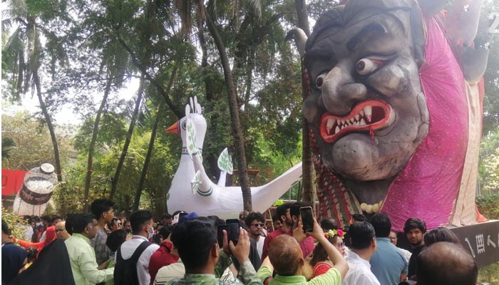 ফ্যাসিবাদের মোটিফ ঘিরে ছবি তোলার ধুম