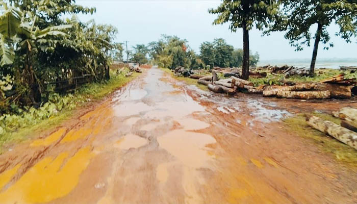 বড়লেখার শাহবাজপুর-থানাবাজার সওজ রাস্তা বেহাল : অবর্ণনীয় দুর্ভোগ