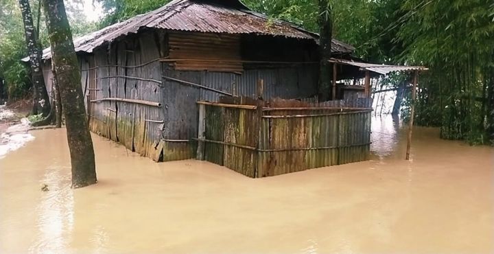 কুশিয়ারার ডাইক ভেঙ্গে ভাসছে জকিগঞ্জ