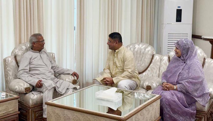 প্রধান উপদেষ্টার সঙ্গে সস্ত্রীক সেনাপ্রধানের সাক্ষাৎ