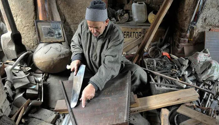 এক কাশ্মীরি শিল্পীর পরম্পরা ধরে রাখার লড়াই