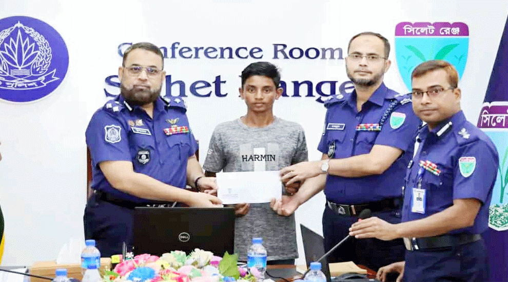 ডিআইজি পুরস্কৃত করলেন জৈন্তাপুরের সাহসি তাছিমকে