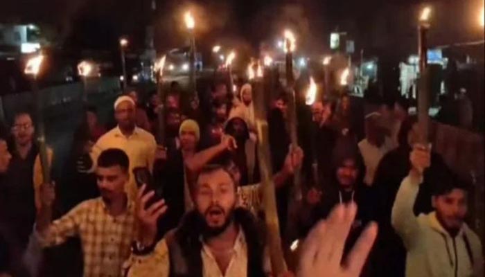 আরিফুল হক চৌধুরীকে বয়কট করে সালুটিকরে মশাল মিছিল