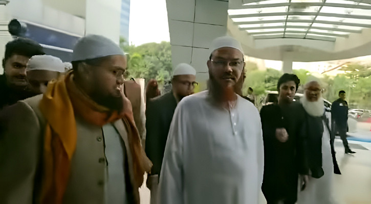 হাসপাতালে খালেদা জিয়ার খোঁজ নিলেন চরমোনাই পীর