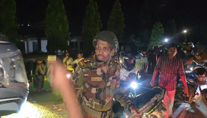 বিদ্যুতের দাবিতে গোলাপগঞ্জে রাস্তা অবরোধ,  পরিস্থিতি নিয়ন্ত্রণে সেনবাহিনী