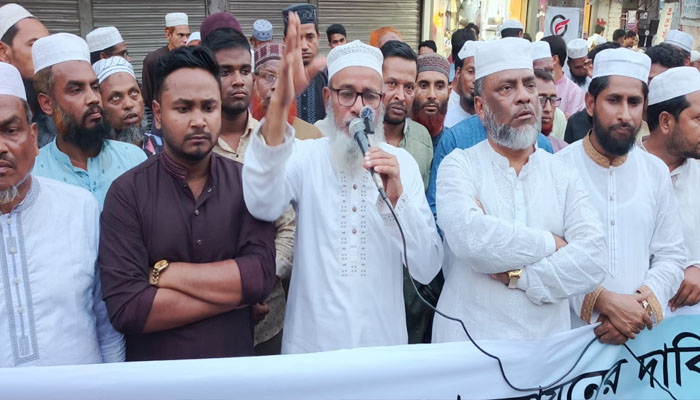 গণভোটের রায় বাস্তবায়নের দাবিতে জামালপুরে ১১ দলীয় ঐক্যজোটের বিক্ষোভ মিছিল