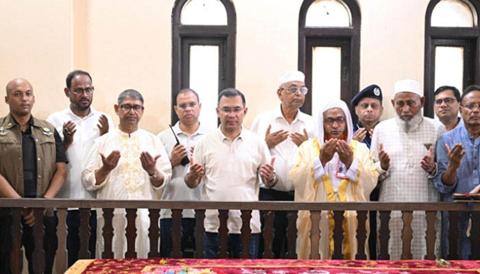 ভাসানীর কবর জিয়ারত করলেন প্রধানমন্ত্রী
