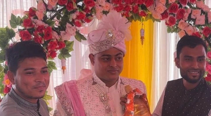 মৌলভীবাজারে বন্ধুর বিয়েতে অভিনব উপহার