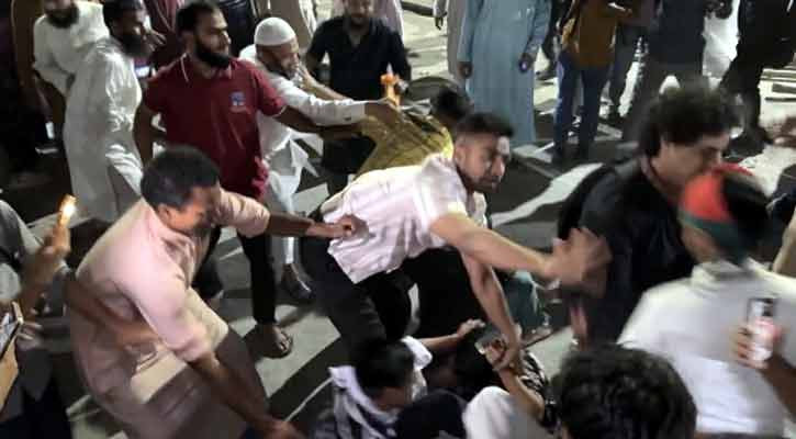 শাহবাগে ট্রান্সজেন্ডারদের পেটাল উৎসুক জনতা