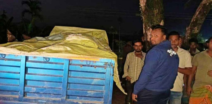 গোলাপগঞ্জে ১০ লাখ টাকার  অবৈধ ভারতীয়  পণ্যসহ পিকআপ আটক