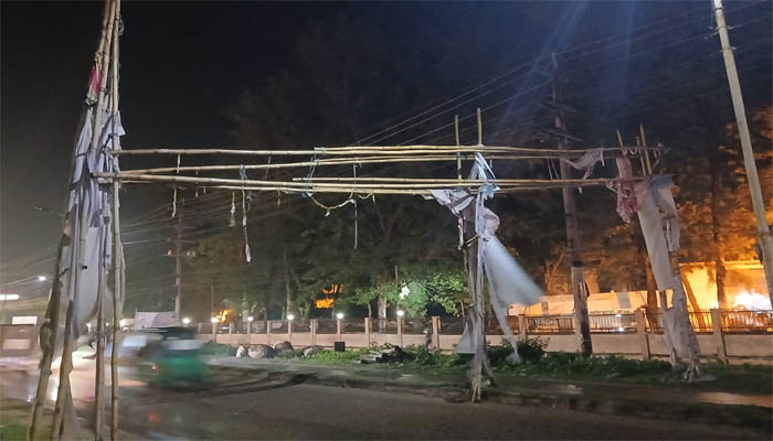 গোলাপগঞ্জে সড়কের ওপর ঝুঁকিপূর্ণ বাঁশের তোরণ, দুর্ঘটনার আশঙ্কা